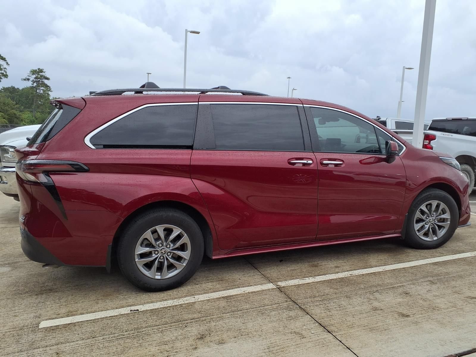 Used 2023 Toyota Sienna XLE FWD image 8