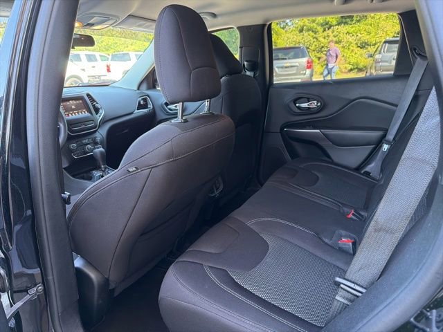 Used 2019 Jeep Cherokee Latitude w/ Popular Appearance Group FWD image 20