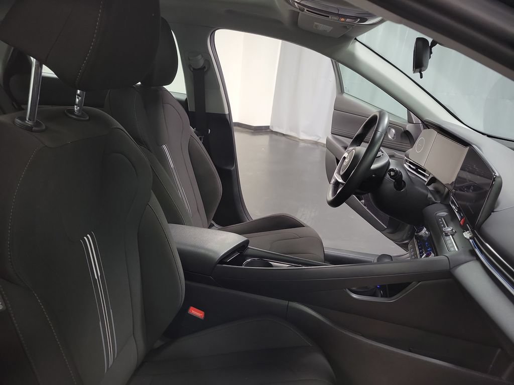 Used 2025 Hyundai Elantra SEL FWD image 31