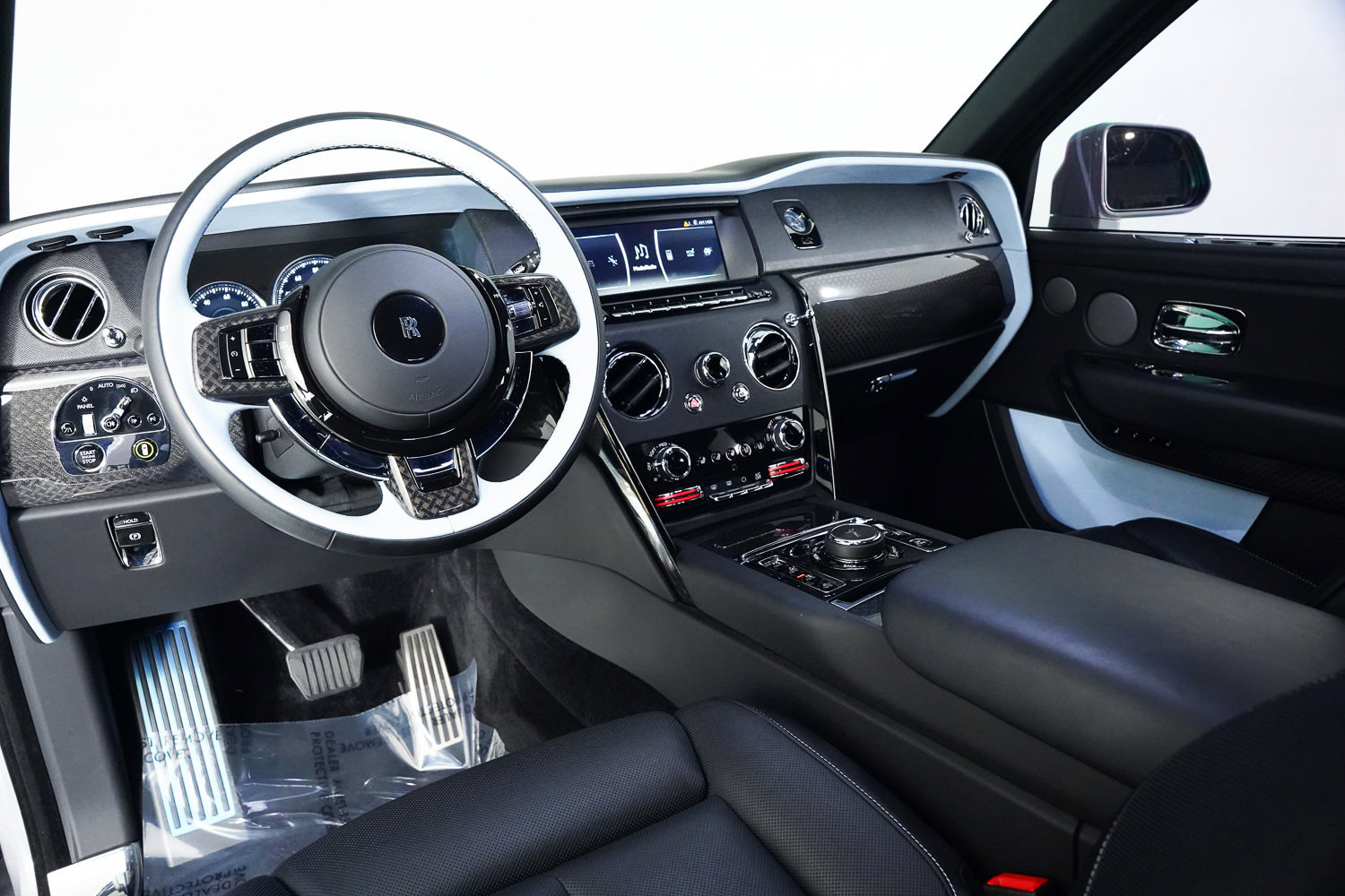 Used 2024 Rolls-Royce Cullinan Black Badge image 2