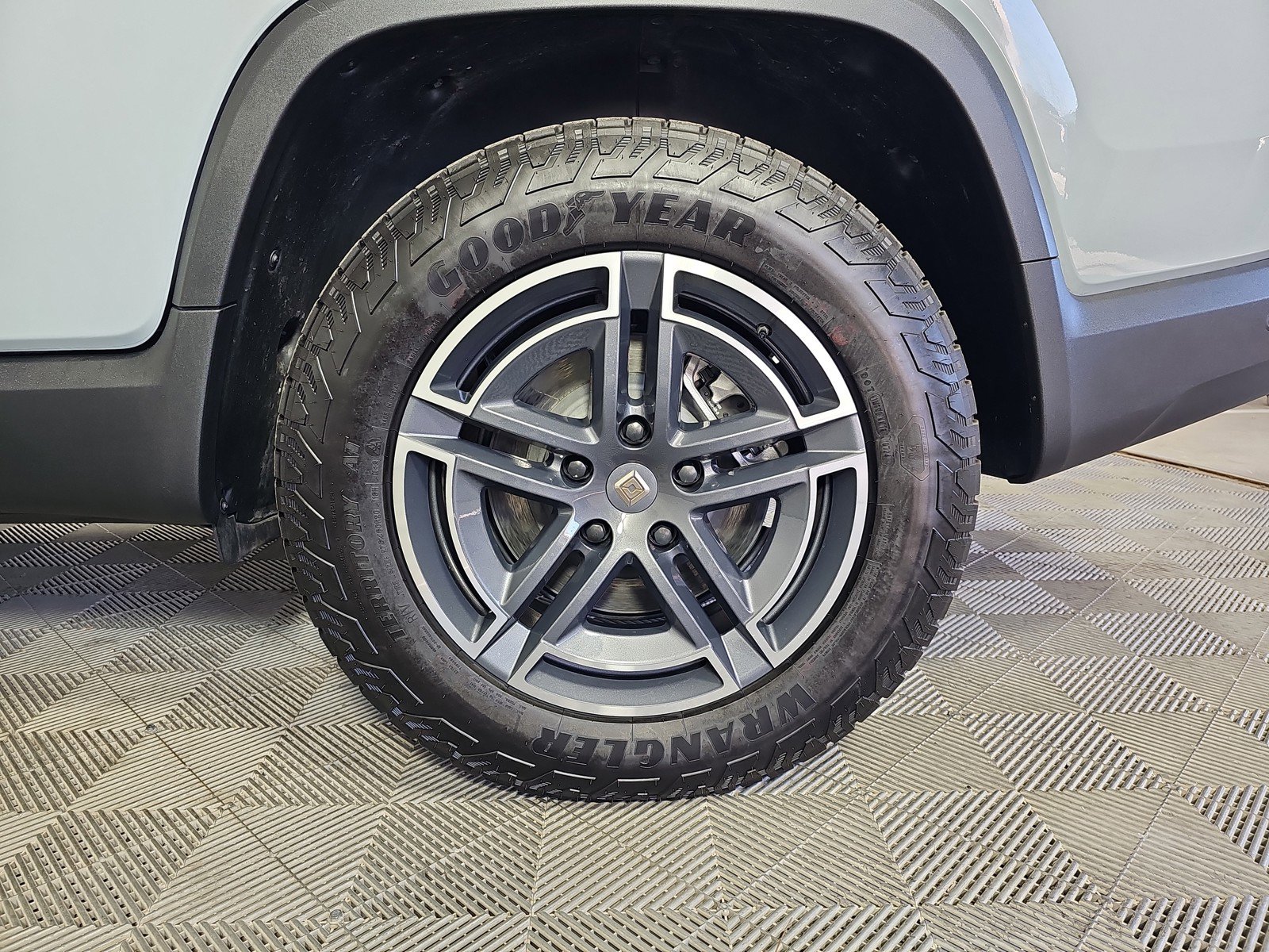 Used 2025 Rivian R1T Adventure image 10