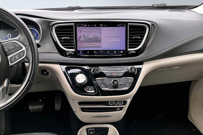 Used 2022 Chrysler Pacifica Touring-L w/ Uconnect Theater Family Group image 6