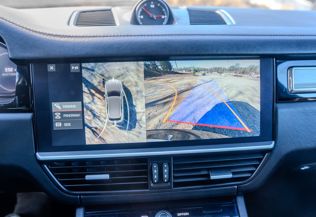 Used 2019 Porsche Cayenne Turbo w/ Sportdesign Package image 21