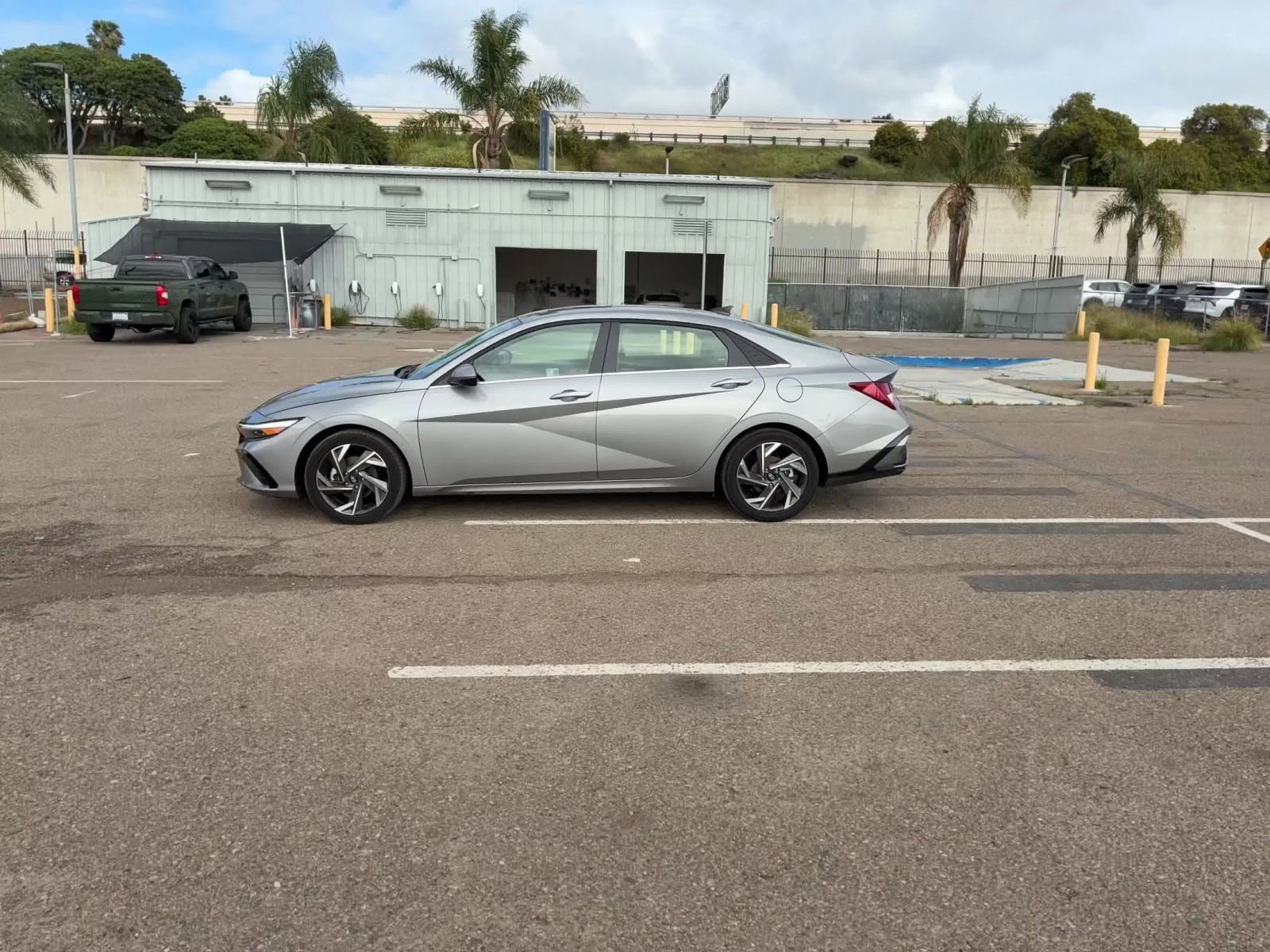 Used 2025 Hyundai Elantra Limited FWD image 16