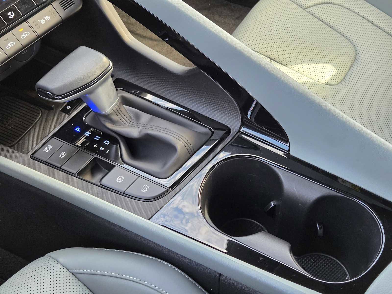 Used 2025 Hyundai Elantra Limited image 28