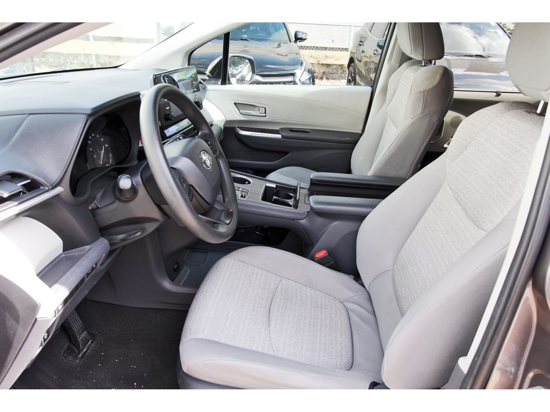 Used 2022 Toyota Sienna LE FWD image 9