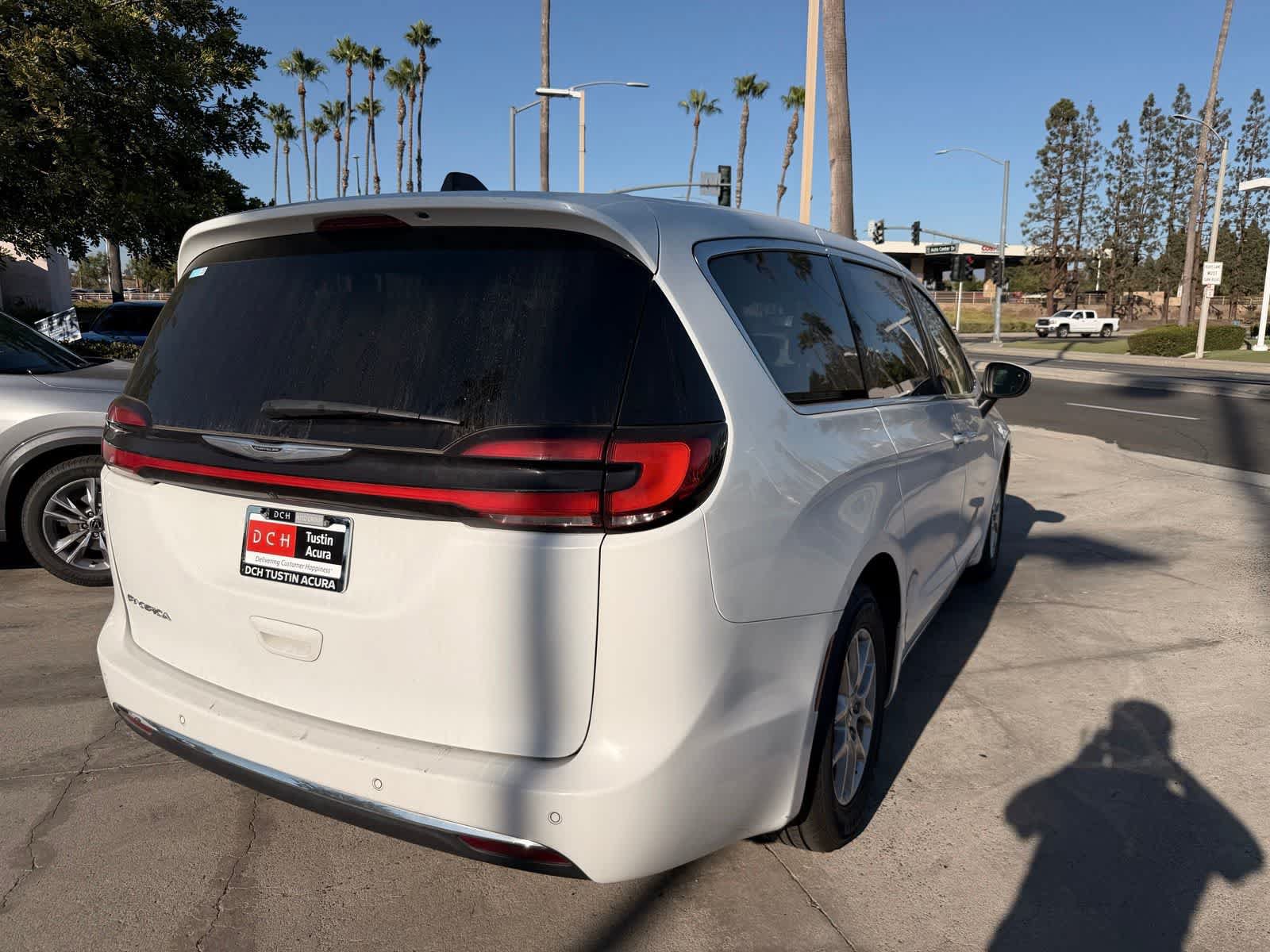 Used 2023 Chrysler Pacifica Touring-L FWD image 5