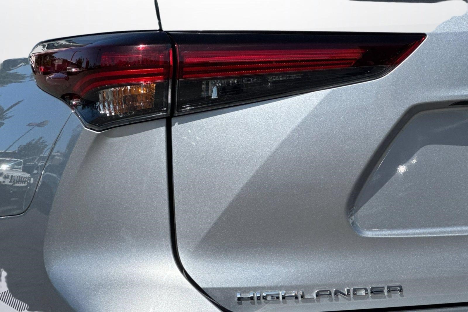 Used 2025 Toyota Highlander LE FWD image 30
