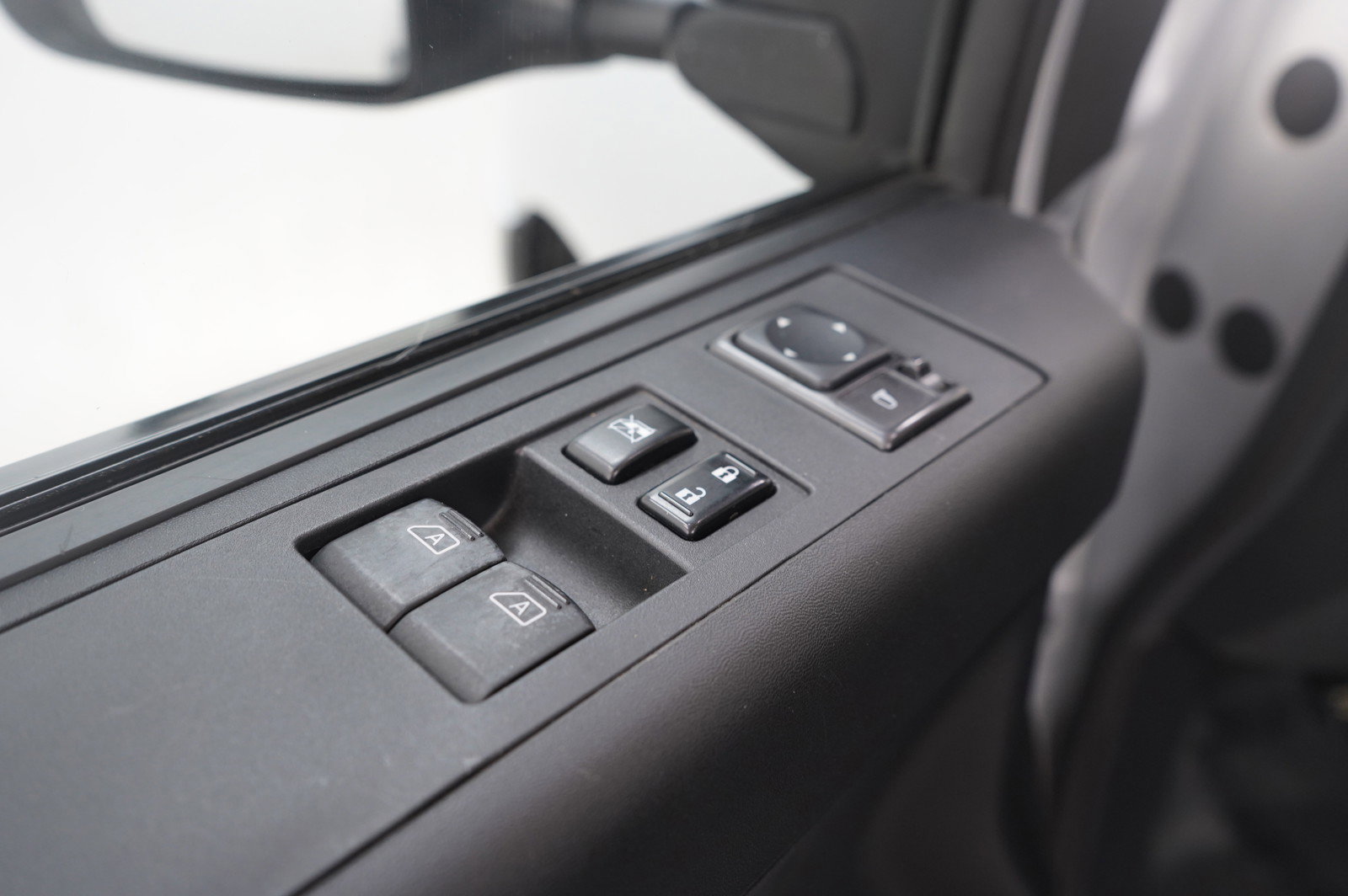 Used 2013 Nissan Titan SV w/ SV Value Truck Pkg image 17