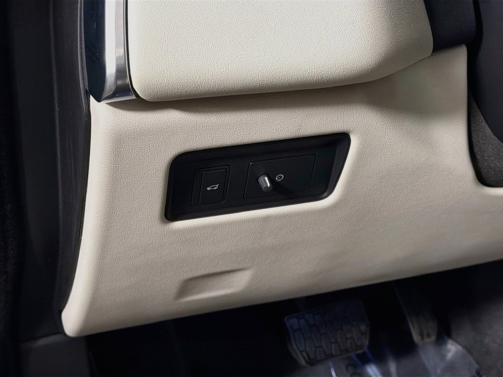 Certified 2026 Jaguar F-PACE R-Dynamic S AWD/4WD image 10