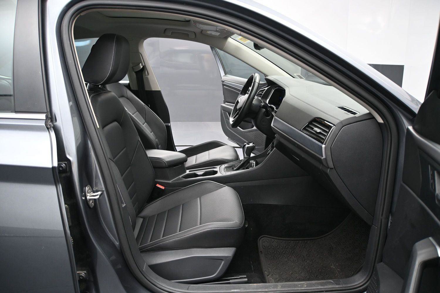 Used 2022 Volkswagen Jetta SE w/ Panoramic Sunroof Package FWD image 14