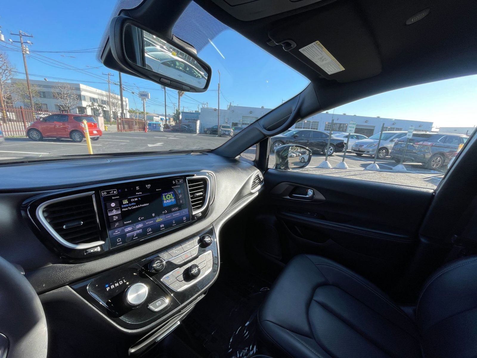 Used 2025 Chrysler Pacifica Select image 37