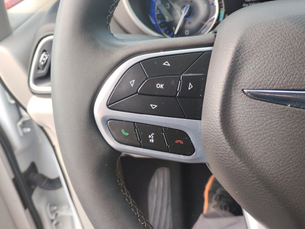 Used 2023 Chrysler Pacifica Touring-L FWD image 23