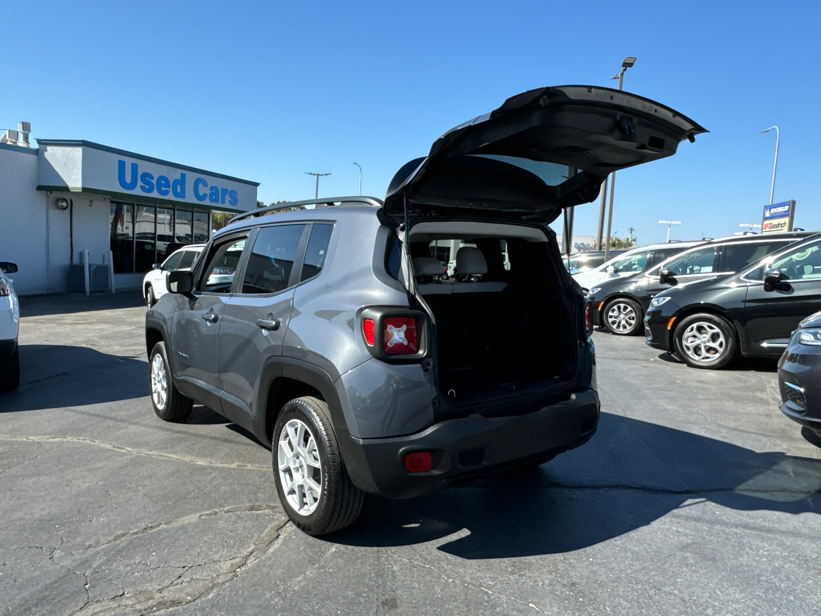 Used 2022 Jeep Renegade Latitude AWD/4WD image 16