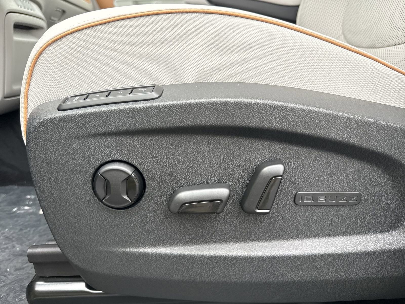 New 2025 Volkswagen ID. Buzz 1st Edition image 13