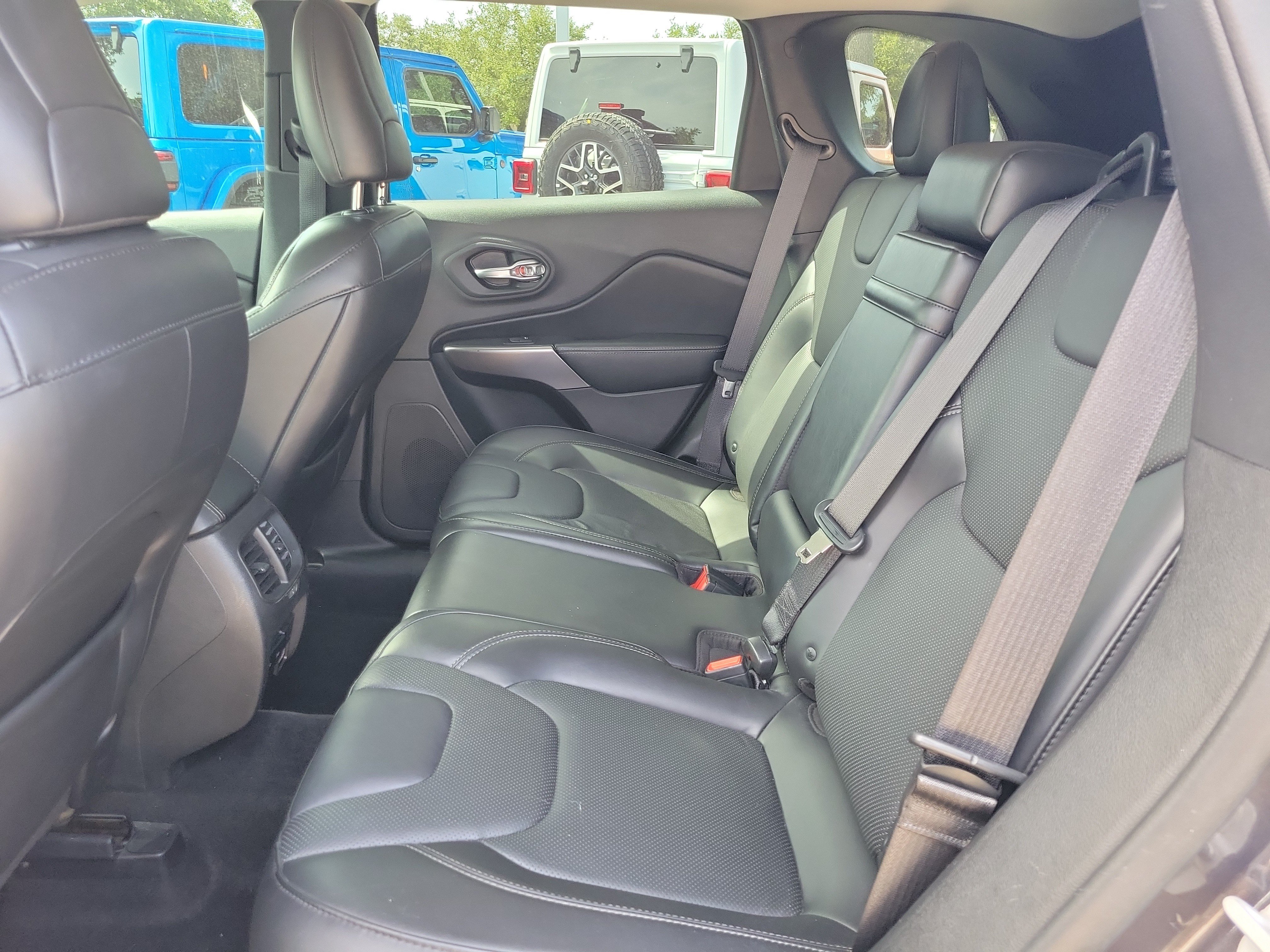 Used 2019 Jeep Cherokee Limited w/ Trailer Tow Group AWD/4WD image 13