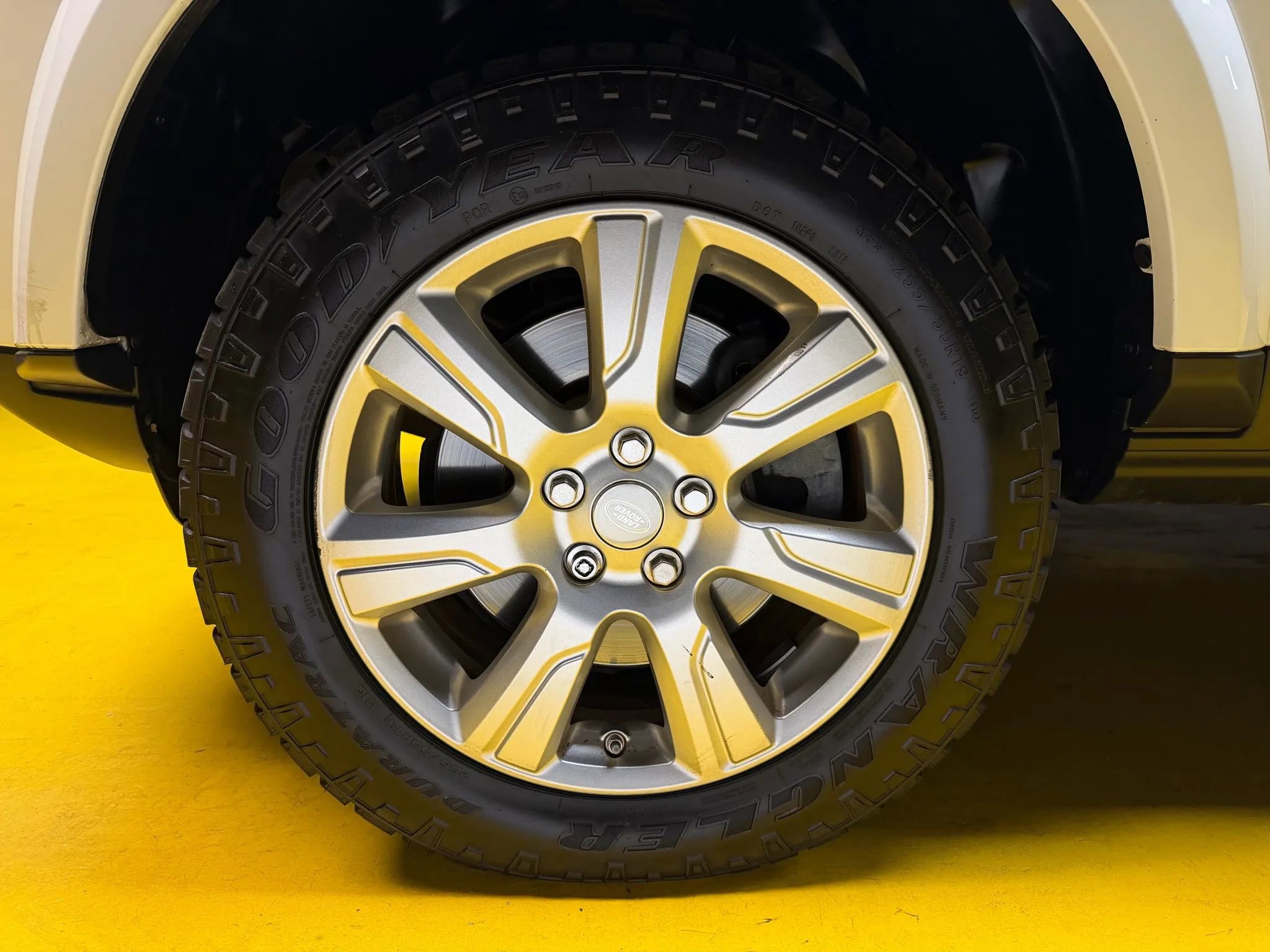 Used 2015 Land Rover LR4 HSE image 10