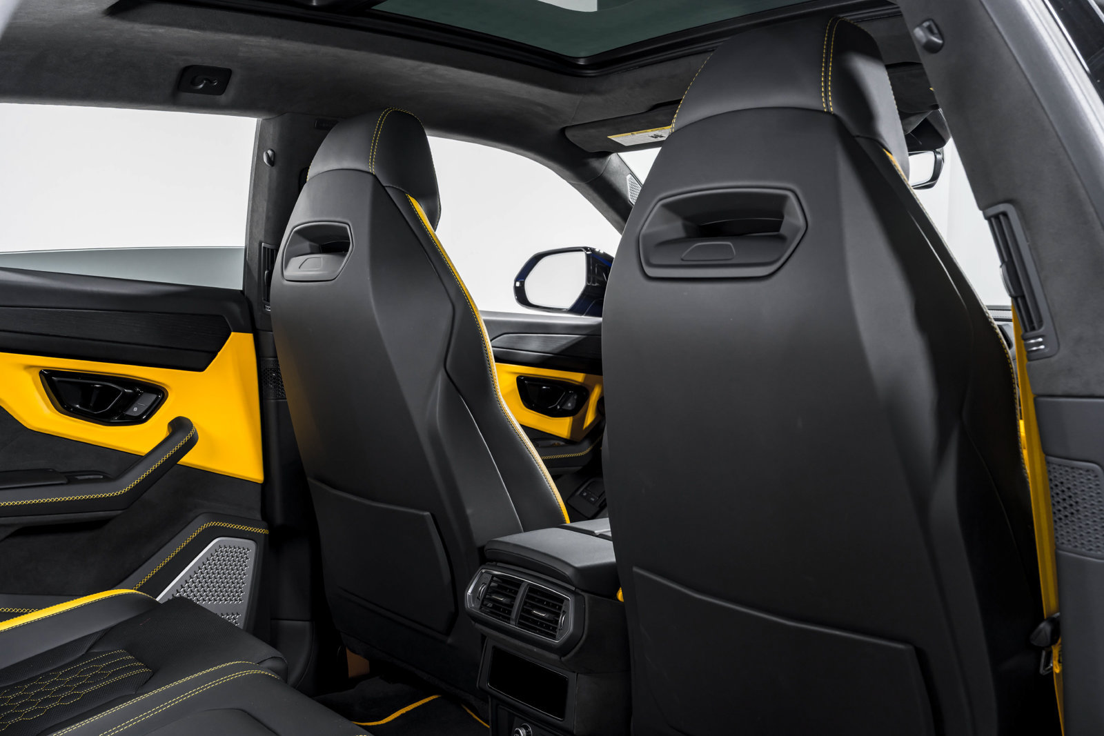 Used 2025 Lamborghini Urus SE AWD/4WD image 35