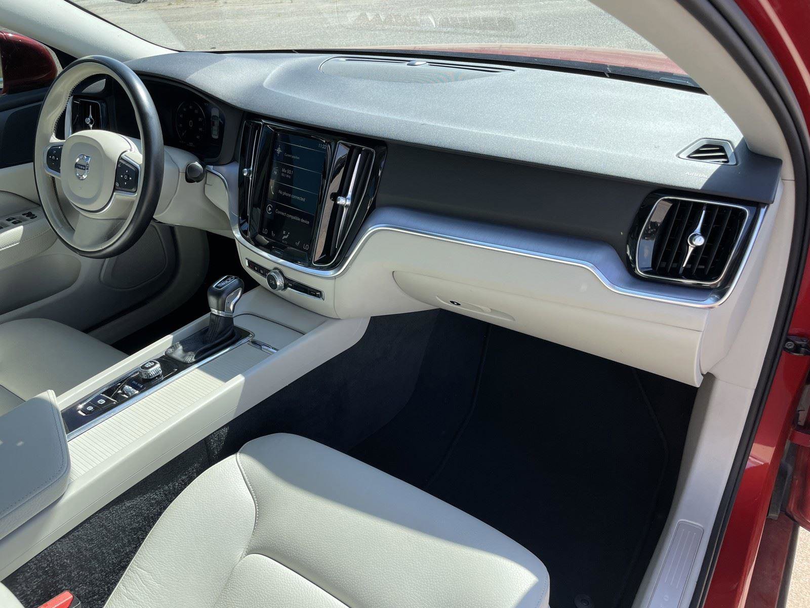 Used 2020 Volvo S60 T6 Momentum image 45