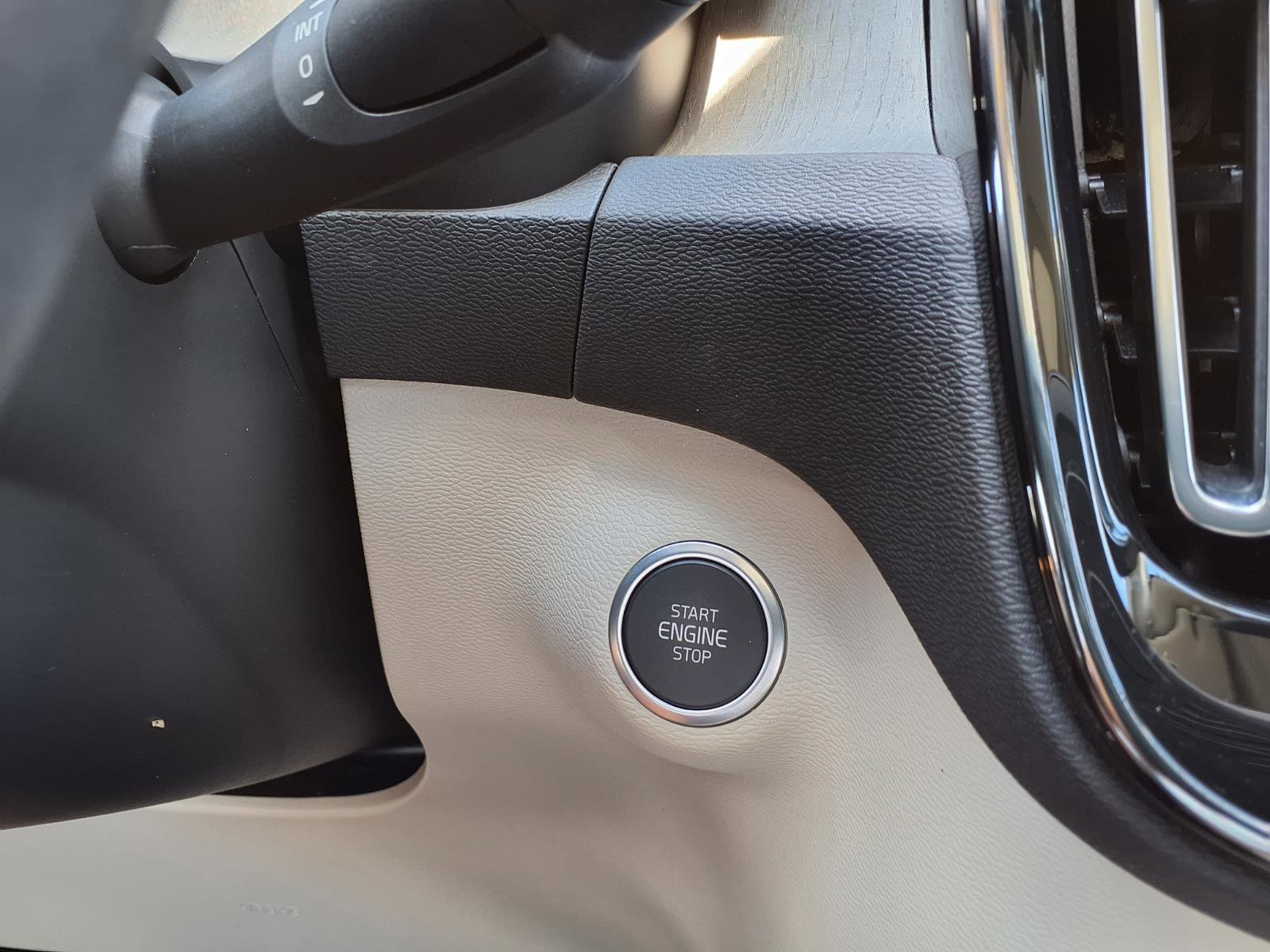 Certified 2023 Volvo XC40 B5 Plus AWD/4WD image 28