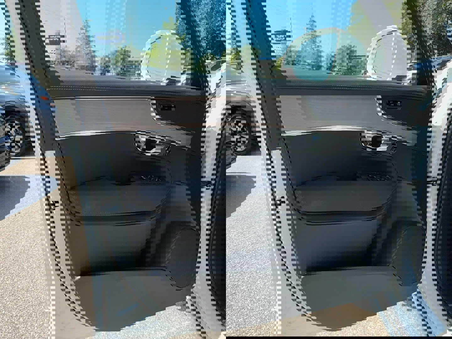 Used 2025 Volvo XC90 B6 Core w/ Climate Package image 12