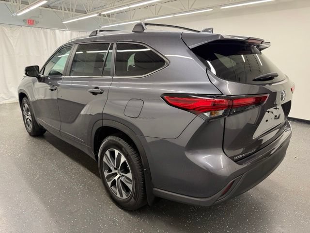 Used 2023 Toyota Highlander XLE AWD/4WD image 4