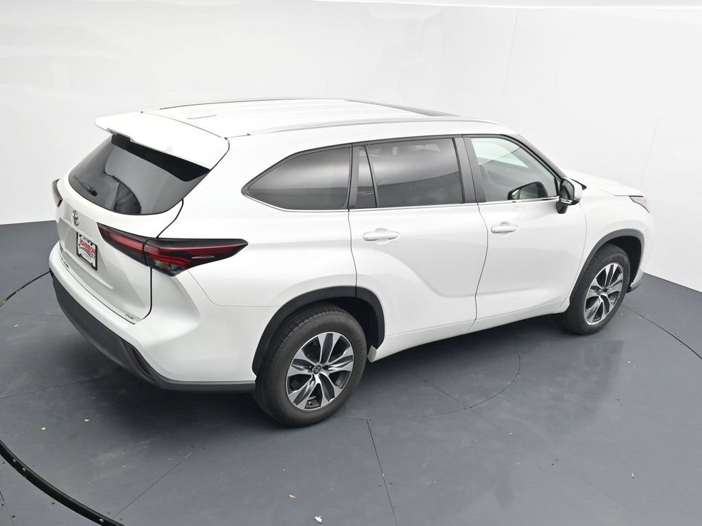 Used 2024 Toyota Highlander XLE FWD image 30