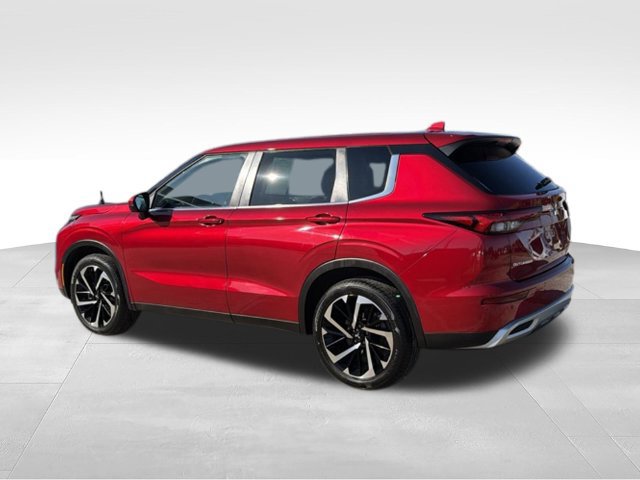 Used 2023 Mitsubishi Outlander ES FWD image 3