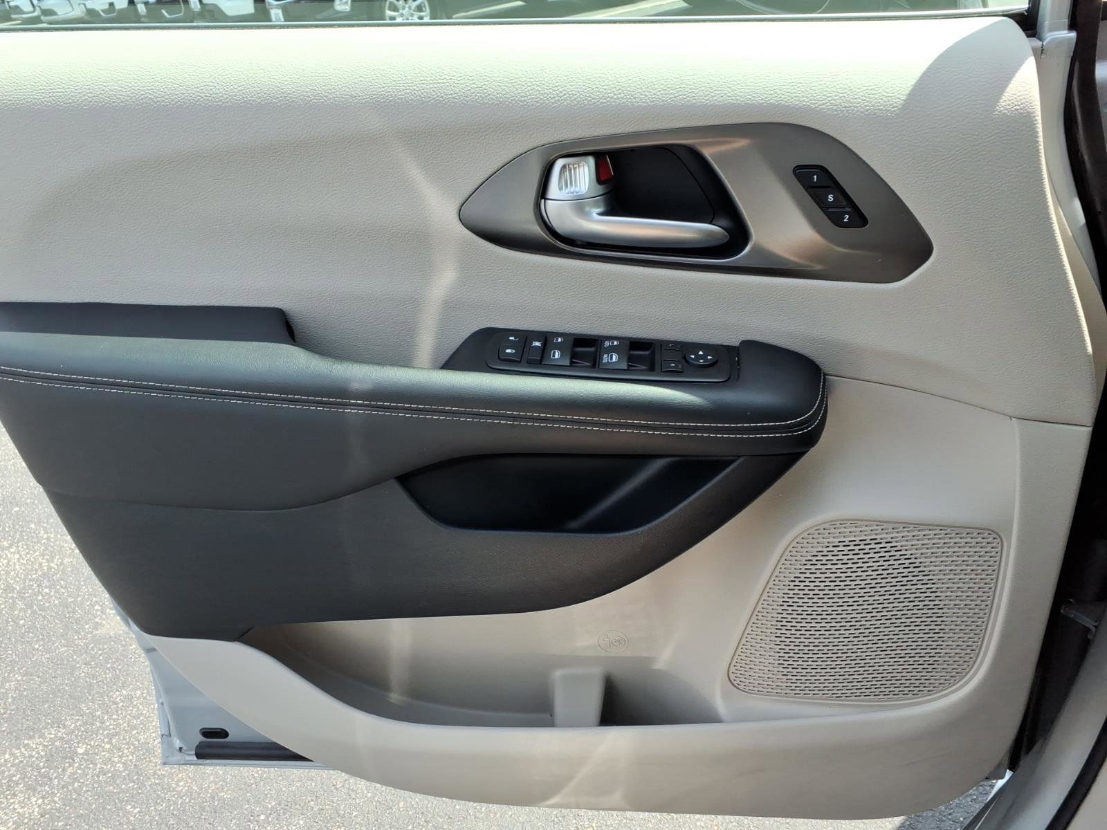 Used 2024 Chrysler Pacifica Touring-L image 23