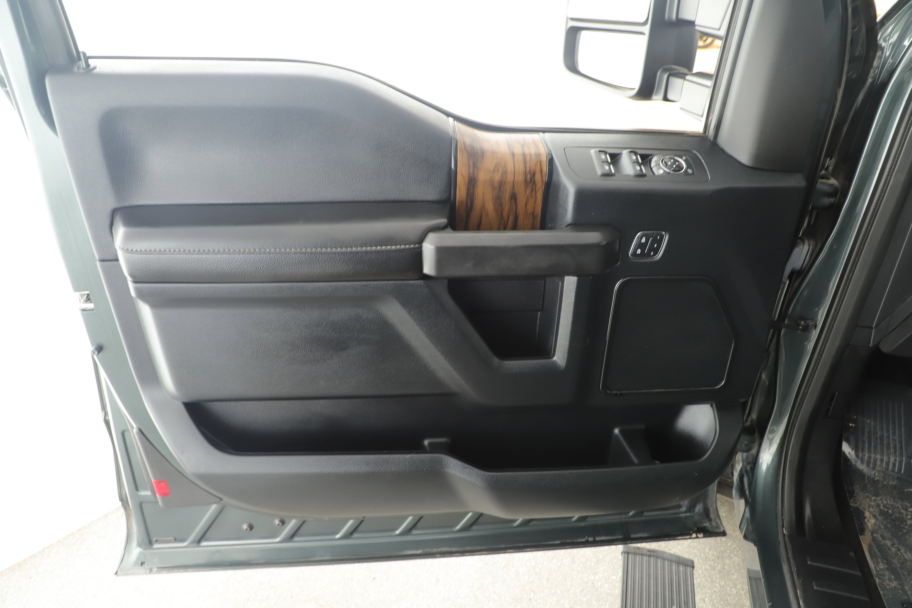 Used 2018 Ford F150 Lariat w/ Equipment Group 501A Mid image 9