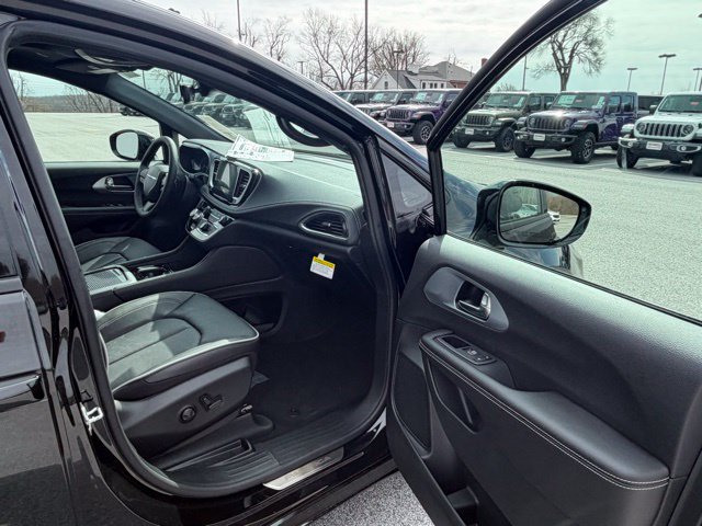 New 2026 Chrysler Pacifica Limited w/ S Appearance Package FWD image 28