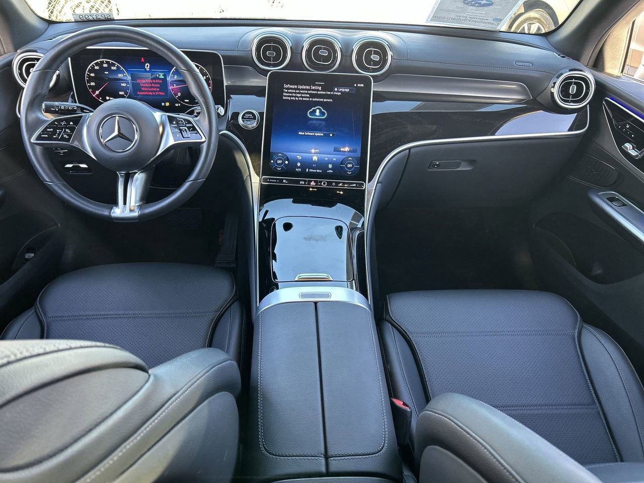 Used 2025 Mercedes-Benz GLC 300 4MATIC image 12