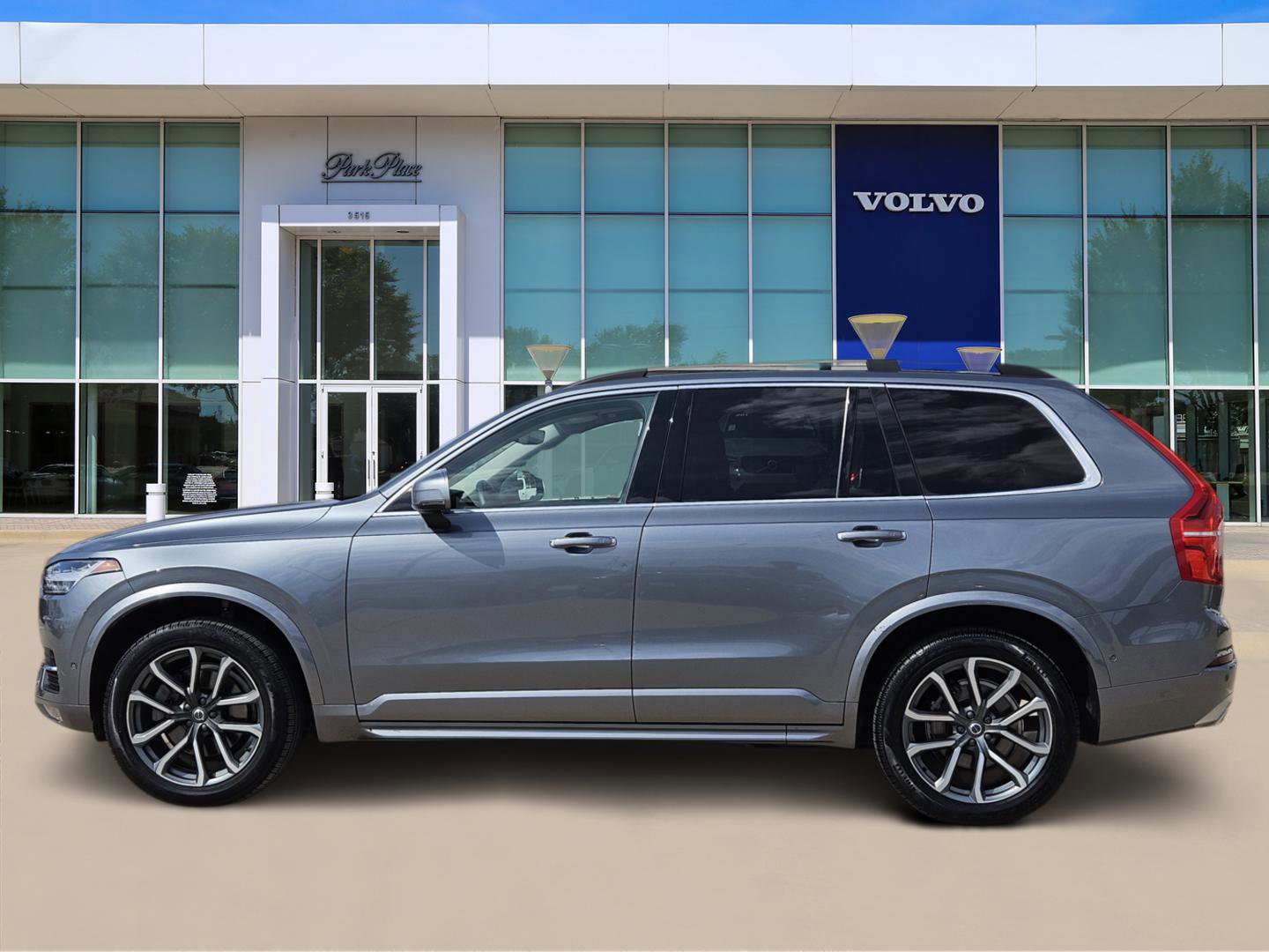 Used 2018 Volvo XC90 T6 Momentum w/ Convenience Package image 3