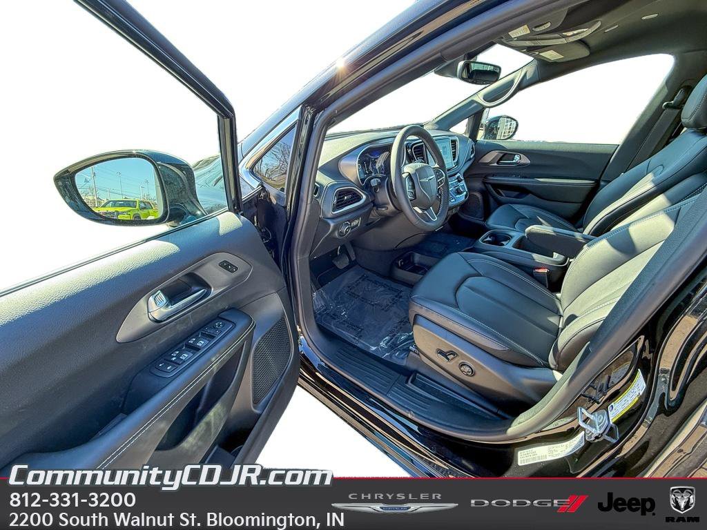 New 2026 Chrysler Pacifica Select AWD/4WD image 10