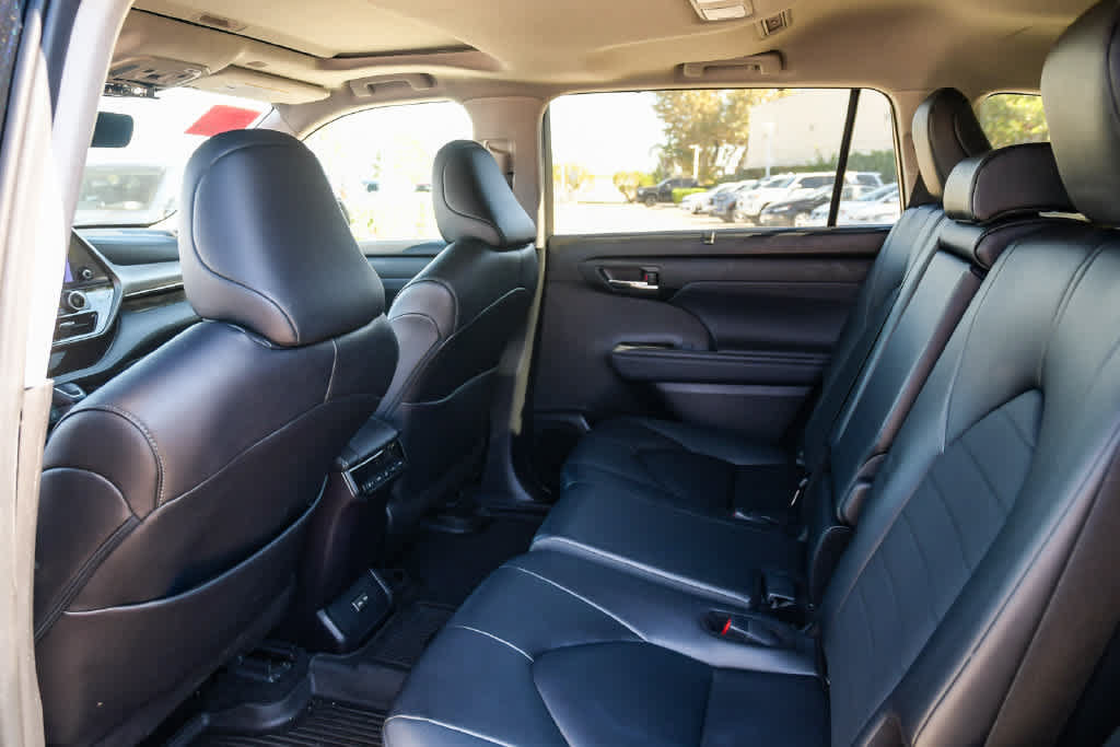 Used 2024 Toyota Highlander XLE FWD image 17