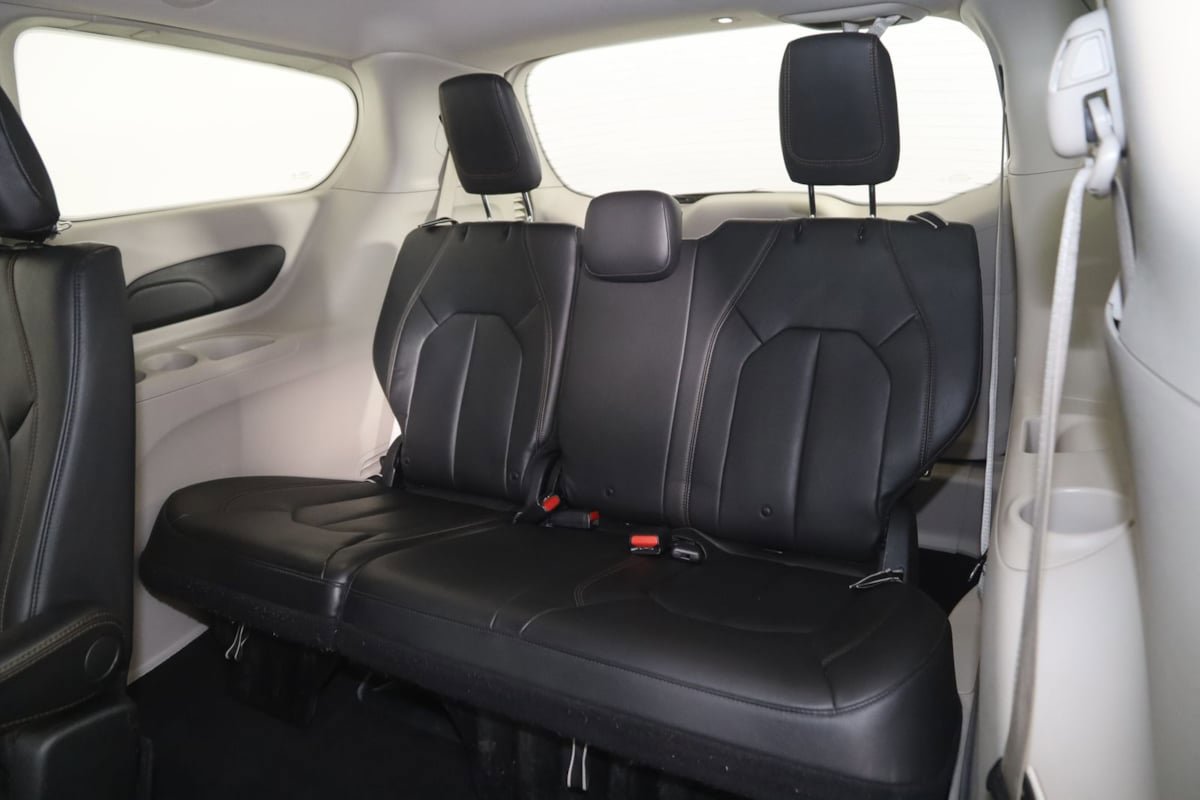 Used 2017 Chrysler Pacifica Touring-L image 47