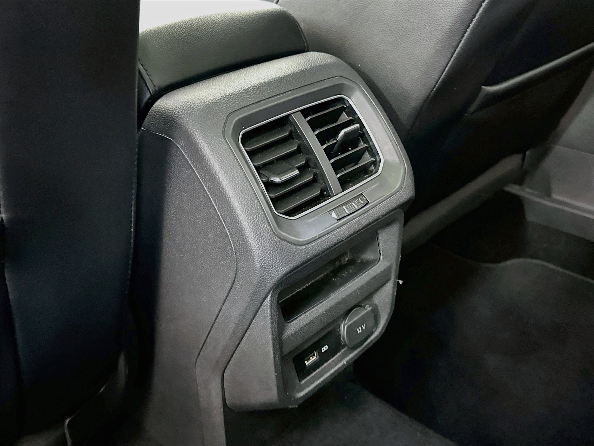 Used 2018 Volkswagen Tiguan SEL FWD image 27