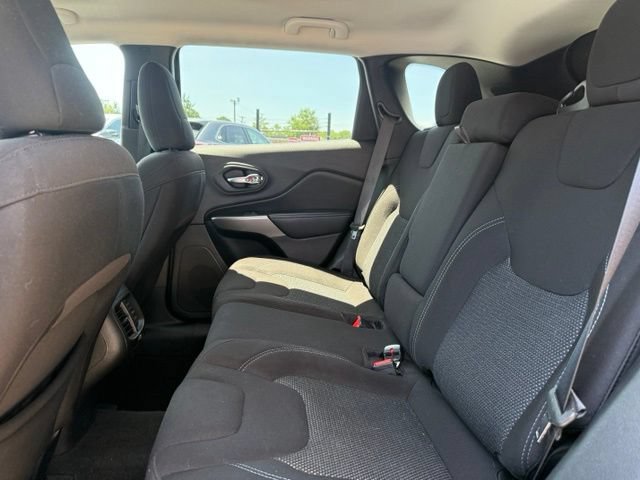 Used 2021 Jeep Cherokee Latitude AWD/4WD image 18