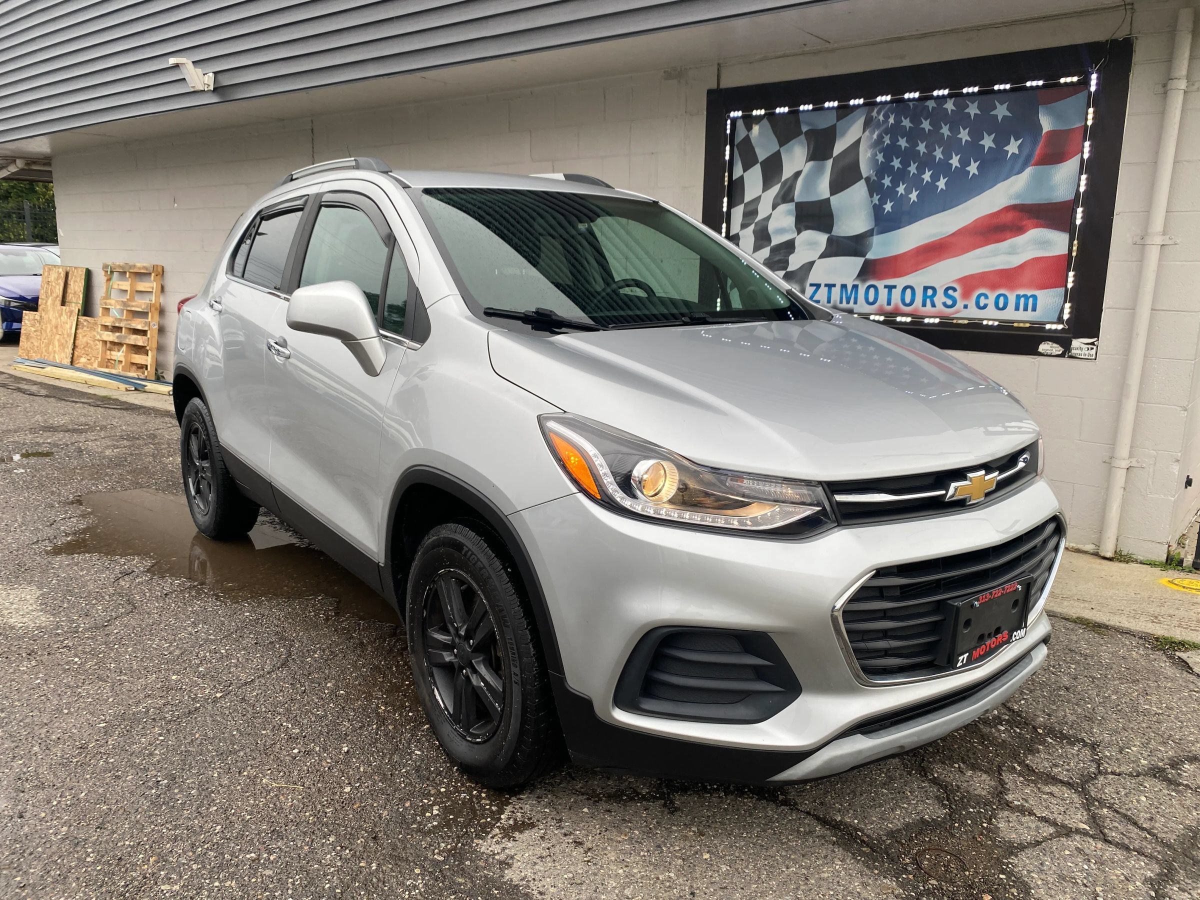 Used 2017 Chevrolet Trax LT w/ LT Convenience Package AWD/4WD image 1
