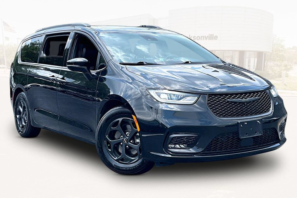 Used 2024 Chrysler Pacifica Premium FWD image 3