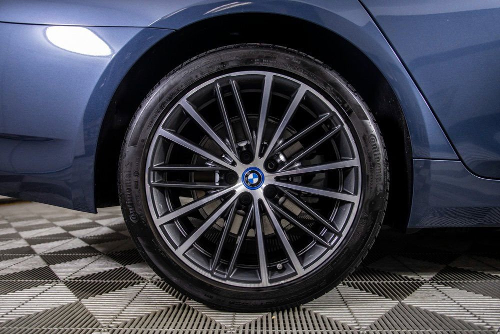 Used 2023 BMW 530e w/ Premium Package image 40