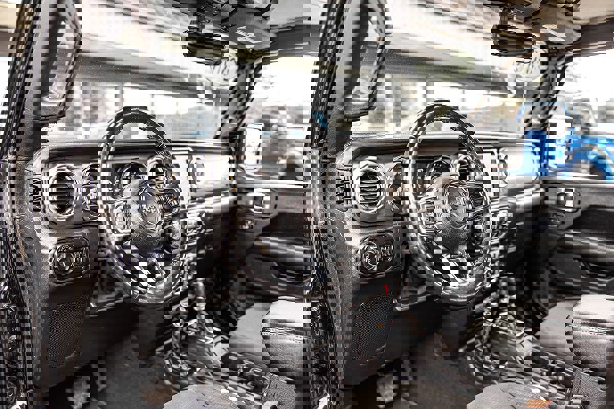 Used 2018 Jeep Wrangler Unlimited Sahara image 18