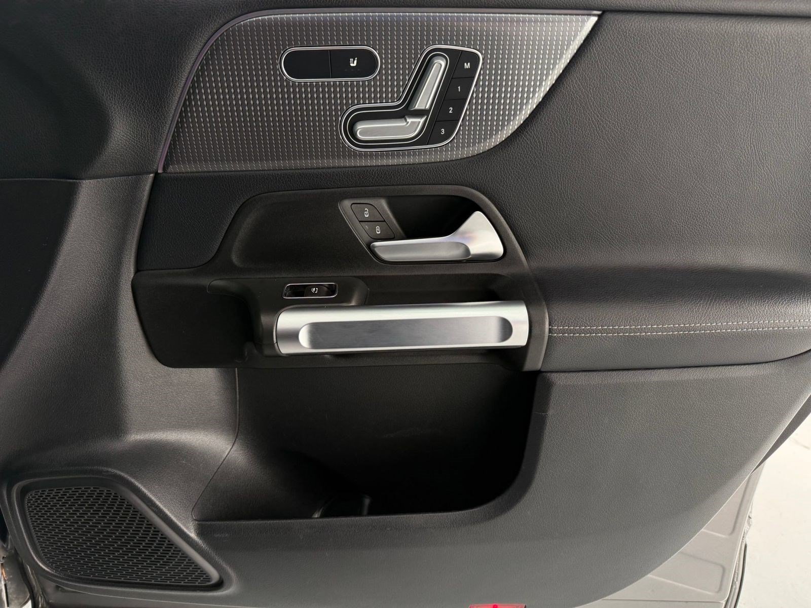 Used 2021 Mercedes-Benz GLB 250 4MATIC image 23