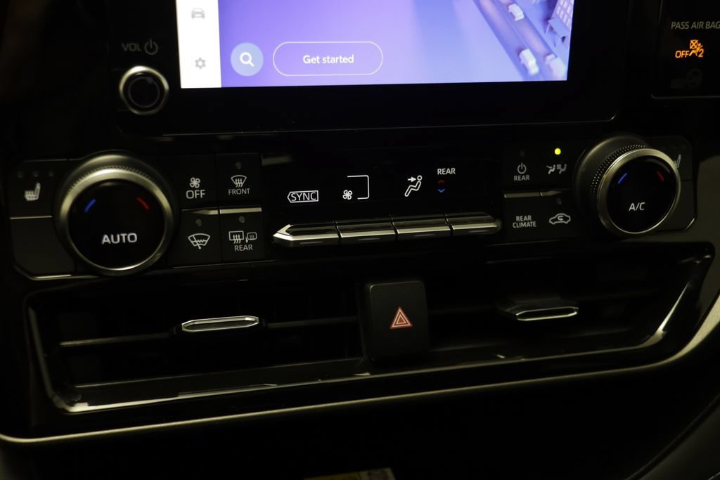 Used 2023 Toyota Highlander XLE AWD/4WD image 11