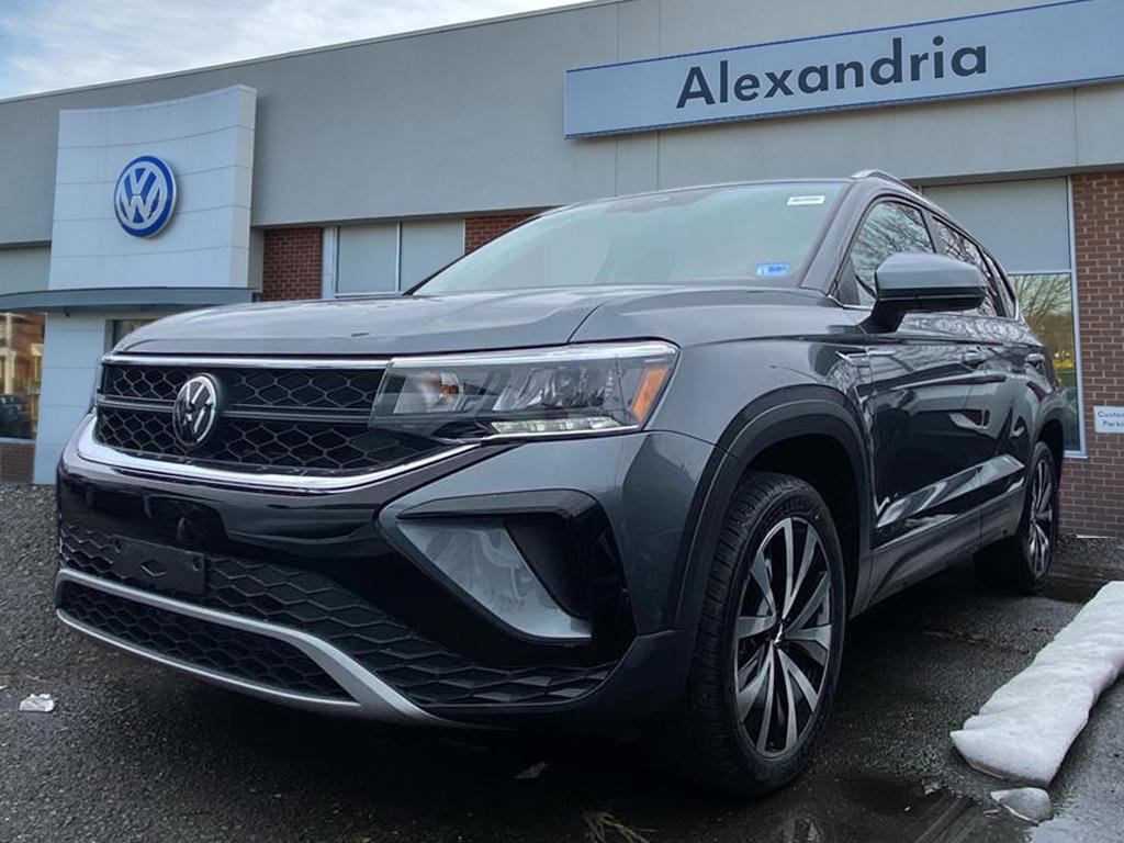 Certified 2024 Volkswagen Taos SE image 1