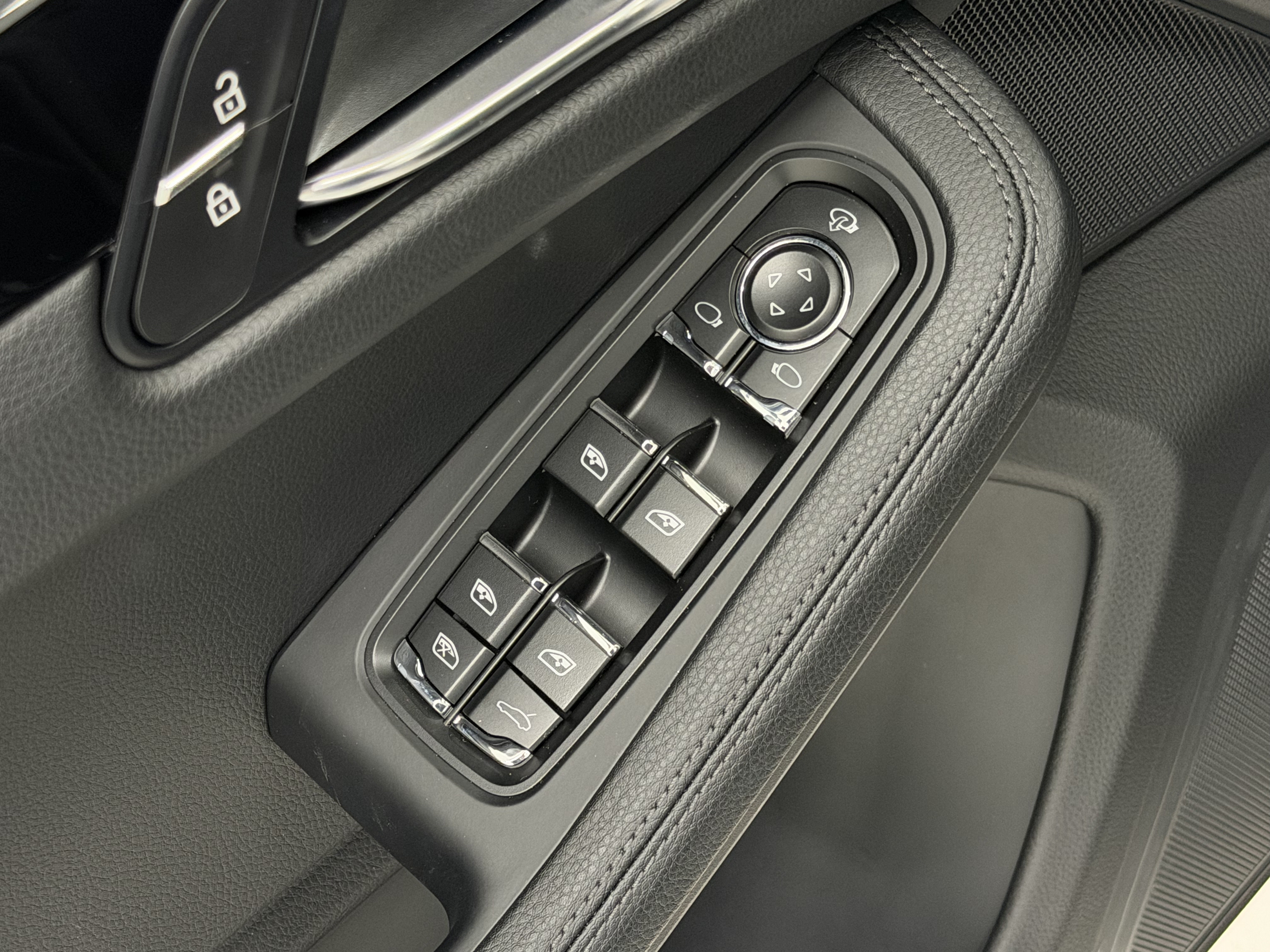 Certified 2026 Porsche Macan S AWD/4WD image 28