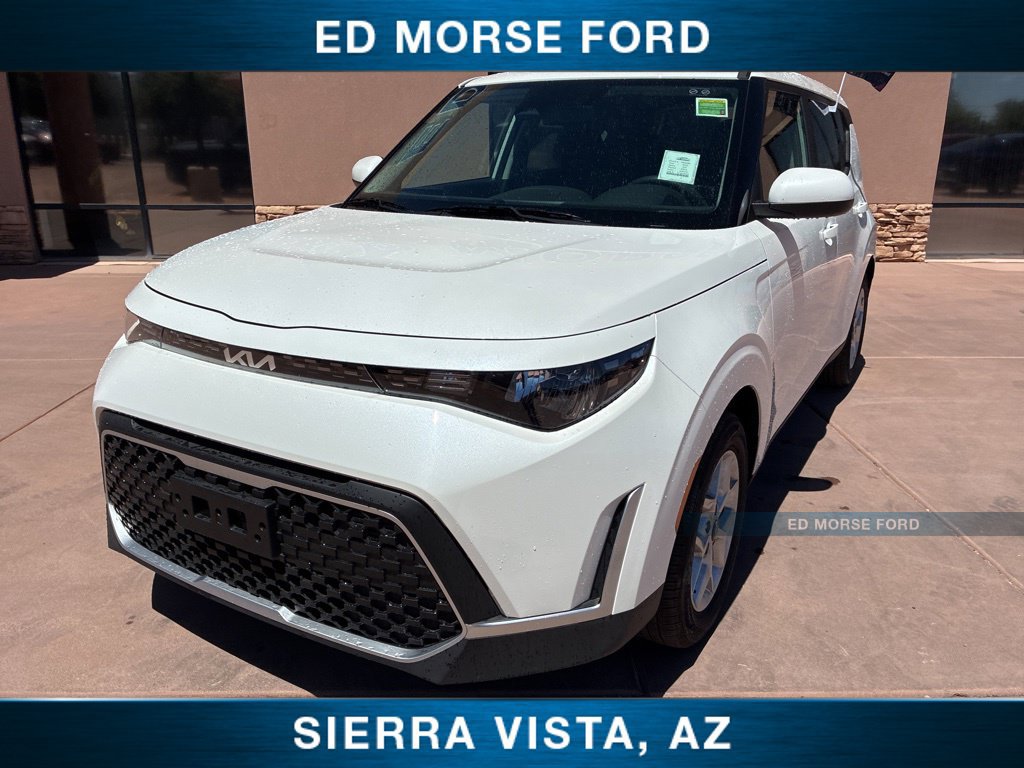 Used 2025 Kia Soul LX FWD image 2