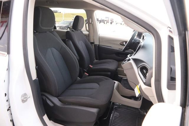 Used 2023 Chrysler Voyager LX image 27