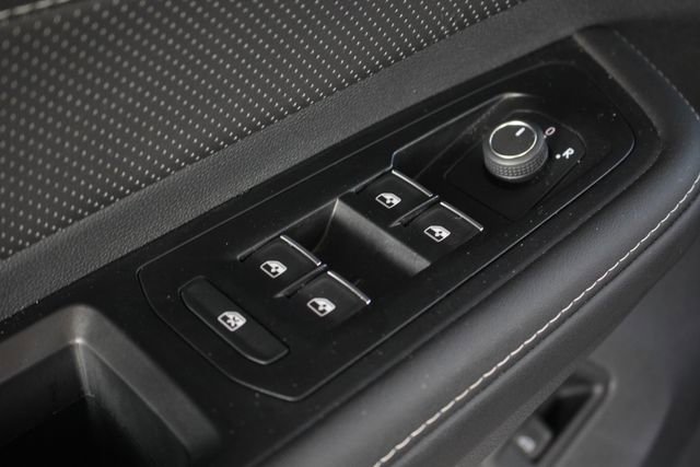 Used 2025 Volkswagen Atlas Cross Sport SE w/ Panoramic Sunroof Package image 23