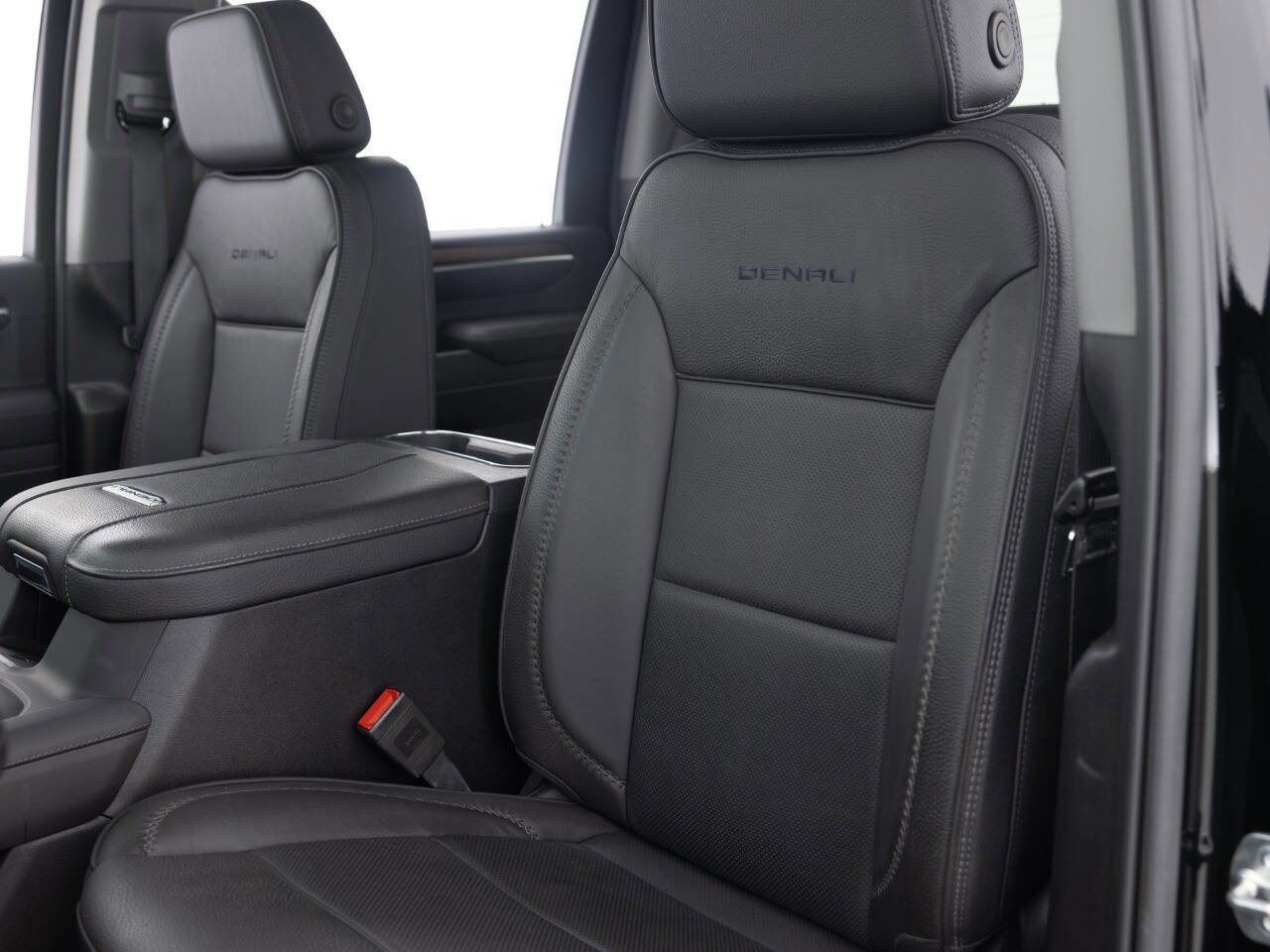 Used 2025 GMC Sierra 2500 Denali w/ Denali Reserve Package image 24